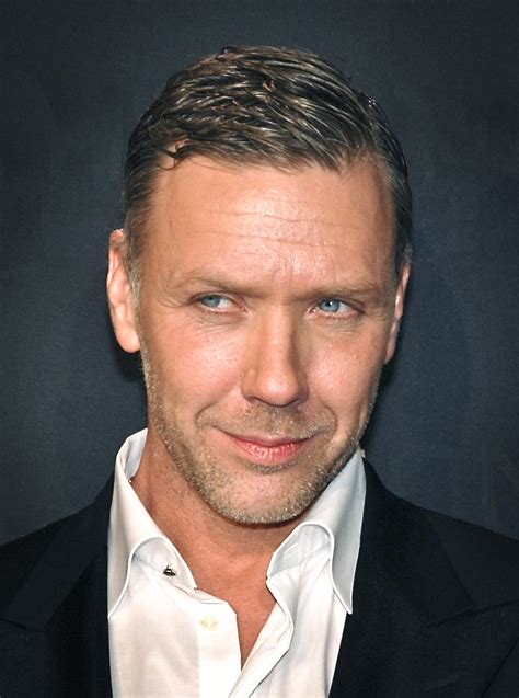 Mikael Persbrandt .